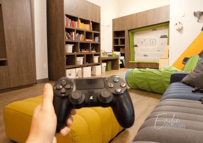 Inside the game room at Entourage sur le lac, where guests can enjoy video games and immersive entertainment in a relaxing lakeside atmosphere.